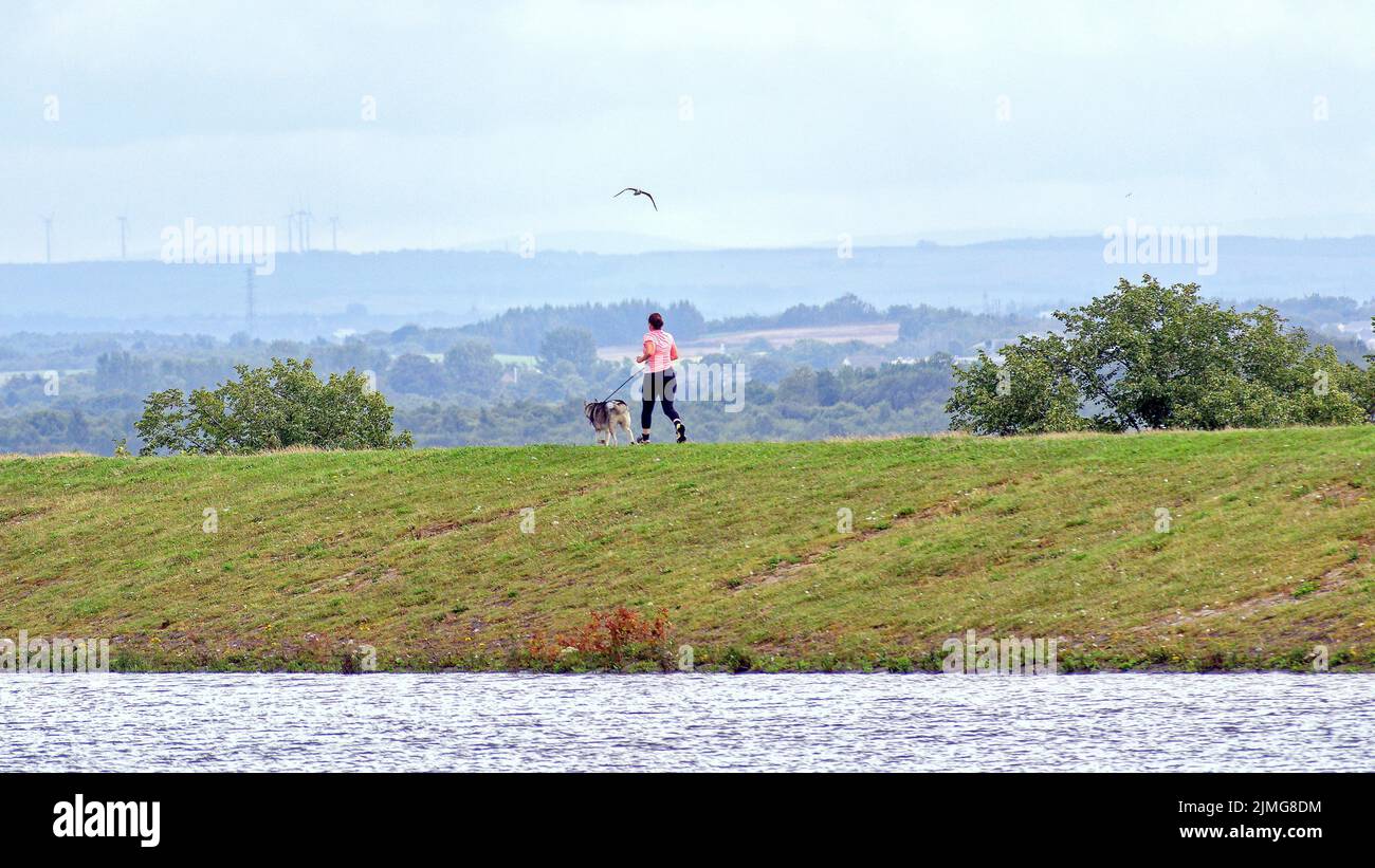 Milngavie, Glasgow, Schottland, Großbritannien 6.August 2022. Wetter in Großbritannien: Sunny sah Einheimische rund um den Stausee, der die Stadt versorgt und darüber thront, und in den Vororten ein hübsches kleines Stadtzentrum, das wie überall leidet. Credit Gerard Ferry/Alamy Live News Stockfoto