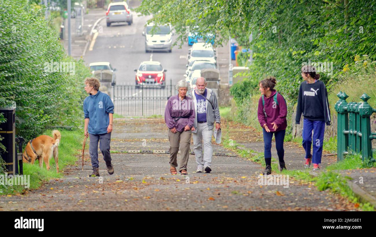 Milngavie, Glasgow, Schottland, Großbritannien 6.August 2022. Wetter in Großbritannien: Sunny sah Einheimische rund um den Stausee, der die Stadt versorgt und darüber thront, und in den Vororten ein hübsches kleines Stadtzentrum, das wie überall leidet. Credit Gerard Ferry/Alamy Live News Stockfoto