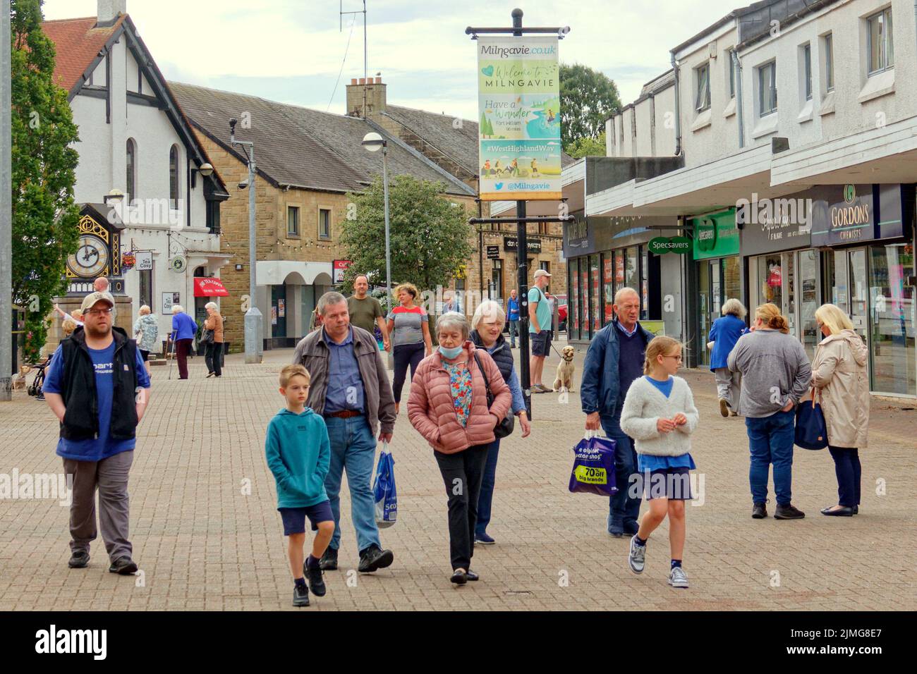 Milngavie, Glasgow, Schottland, Großbritannien 6.August 2022. Wetter in Großbritannien: Sunny sah Einheimische rund um den Stausee, der die Stadt versorgt und darüber thront, und in den Vororten ein hübsches kleines Stadtzentrum, das wie überall leidet. Credit Gerard Ferry/Alamy Live News Stockfoto