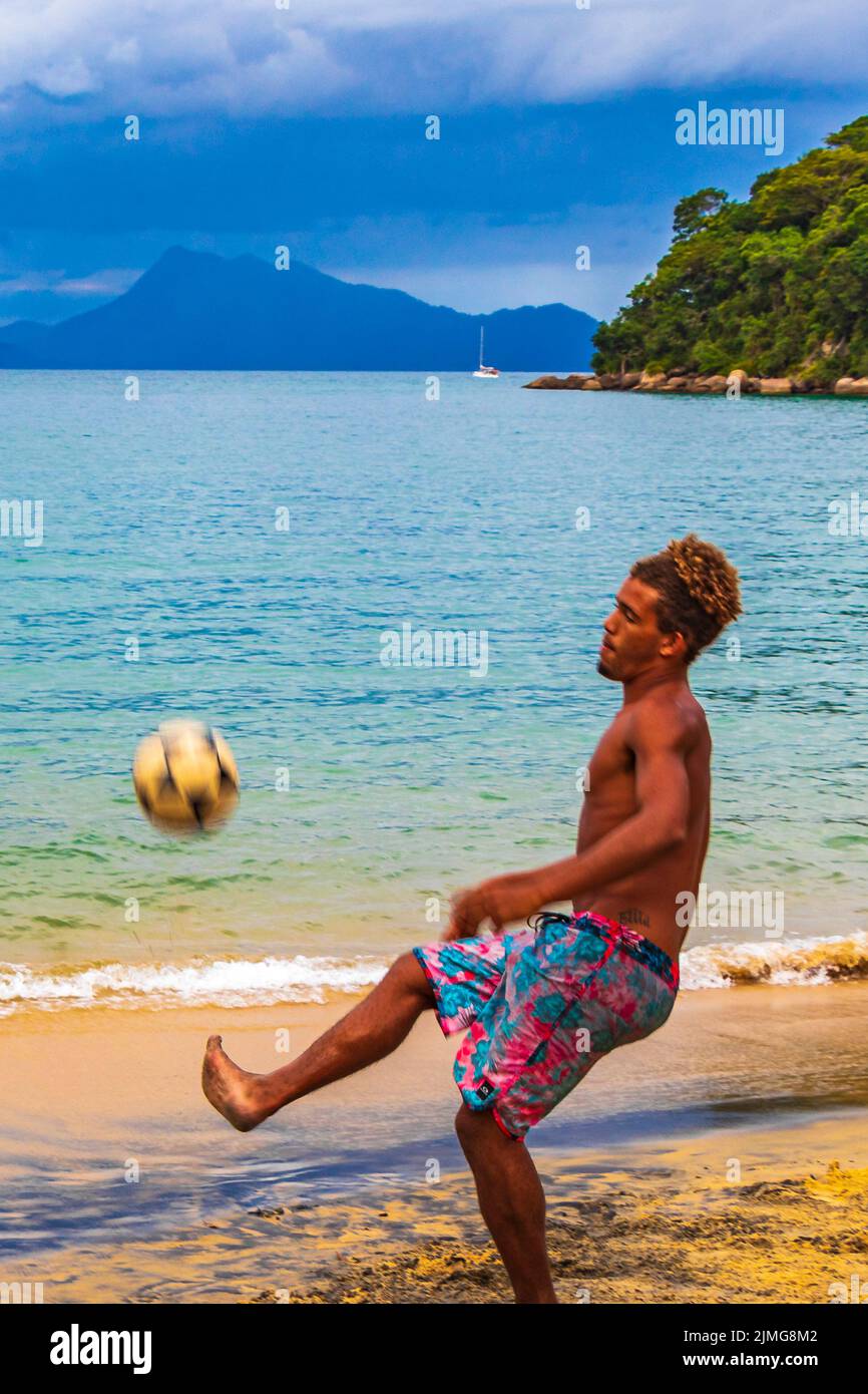 Männliche Fußballspieler Strand große tropische Insel Ilha Grande Brasilien. Stockfoto