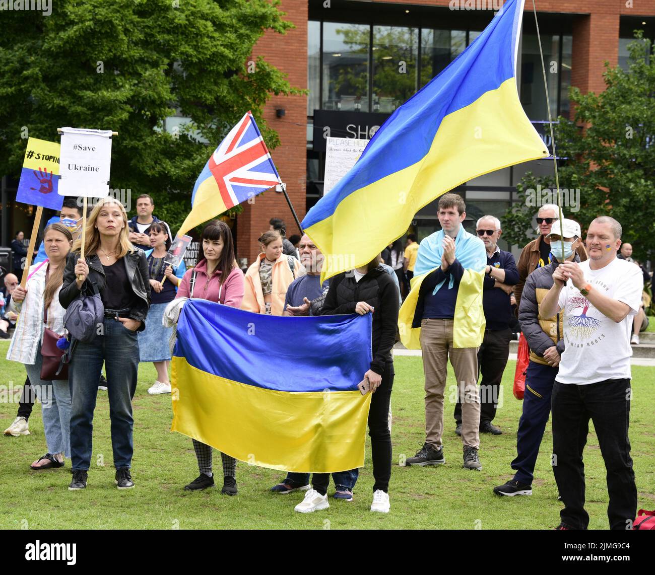 Manchester, Großbritannien, 6.. August 2022. „Manchester steht mit der Ukraine“-Antikriegskundgebung, ein Protest gegen die russische Invasion der Ukraine in Piccadilly Gardens, im Zentrum von Manchester, England, Großbritannien und den Britischen Inseln. Die Proteste werden vom Ukrainischen Kulturzentrum, Manchester, organisiert. Quelle: Terry Waller/Alamy Live News Stockfoto