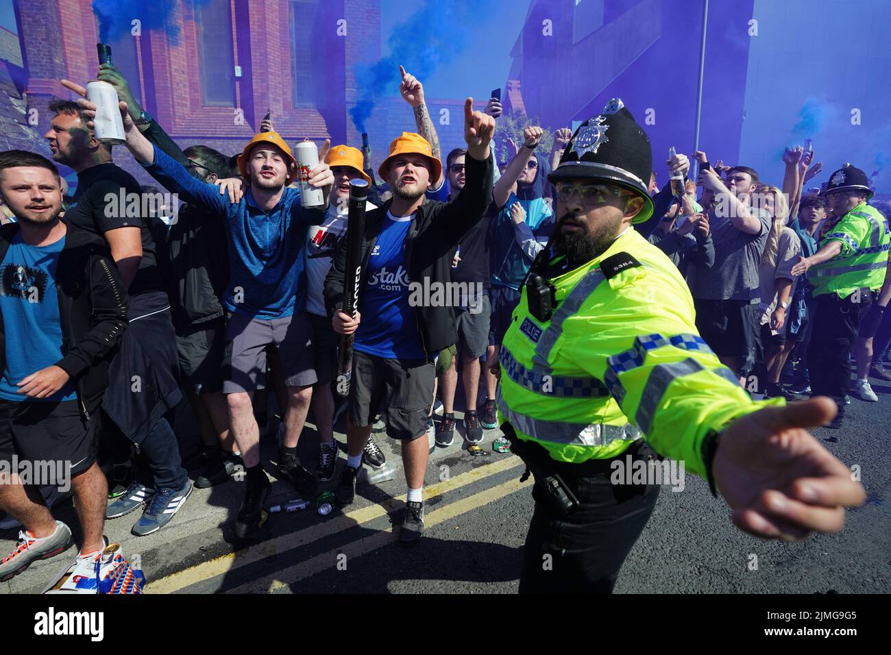 Polizeibeamte und Menschenmengen vor dem Stadion vor dem Spiel der Premier League im Goodison Park, Liverpool. Bilddatum: Samstag, 6. August 2022. Stockfoto