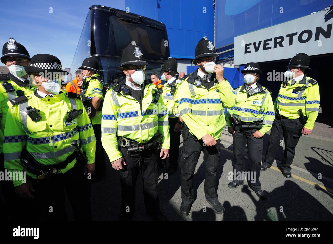 Polizeibeamte vor dem Stadion vor dem Spiel der Premier League im Goodison Park, Liverpool. Bilddatum: Samstag, 6. August 2022. Stockfoto