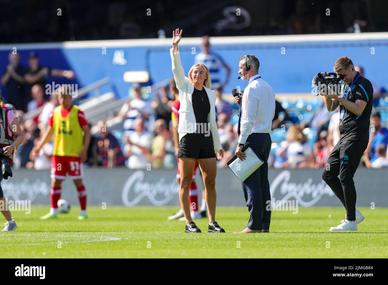 Englands Chloe Kelly wird bei der QPR während des Sky Bet Championship-Spiels zwischen den Queens Park Rangers und Middlesbrough im Loftus Road Stadium, London am Samstag, dem 6.. August 2022, begrüßt. (Kredit: Ian Randall | MI News) Kredit: MI News & Sport /Alamy Live News Stockfoto