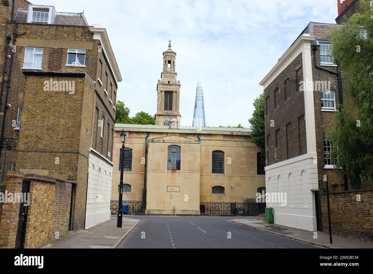 Der Shard blickt aus Gebäuden in London, England. Stockfoto