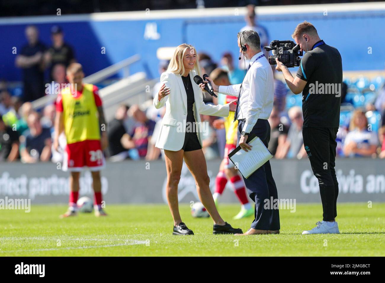 Englands Chloe Kelly wird bei der QPR während des Sky Bet Championship-Spiels zwischen den Queens Park Rangers und Middlesbrough im Loftus Road Stadium, London am Samstag, dem 6.. August 2022, begrüßt. (Kredit: Ian Randall | MI News) Kredit: MI News & Sport /Alamy Live News Stockfoto