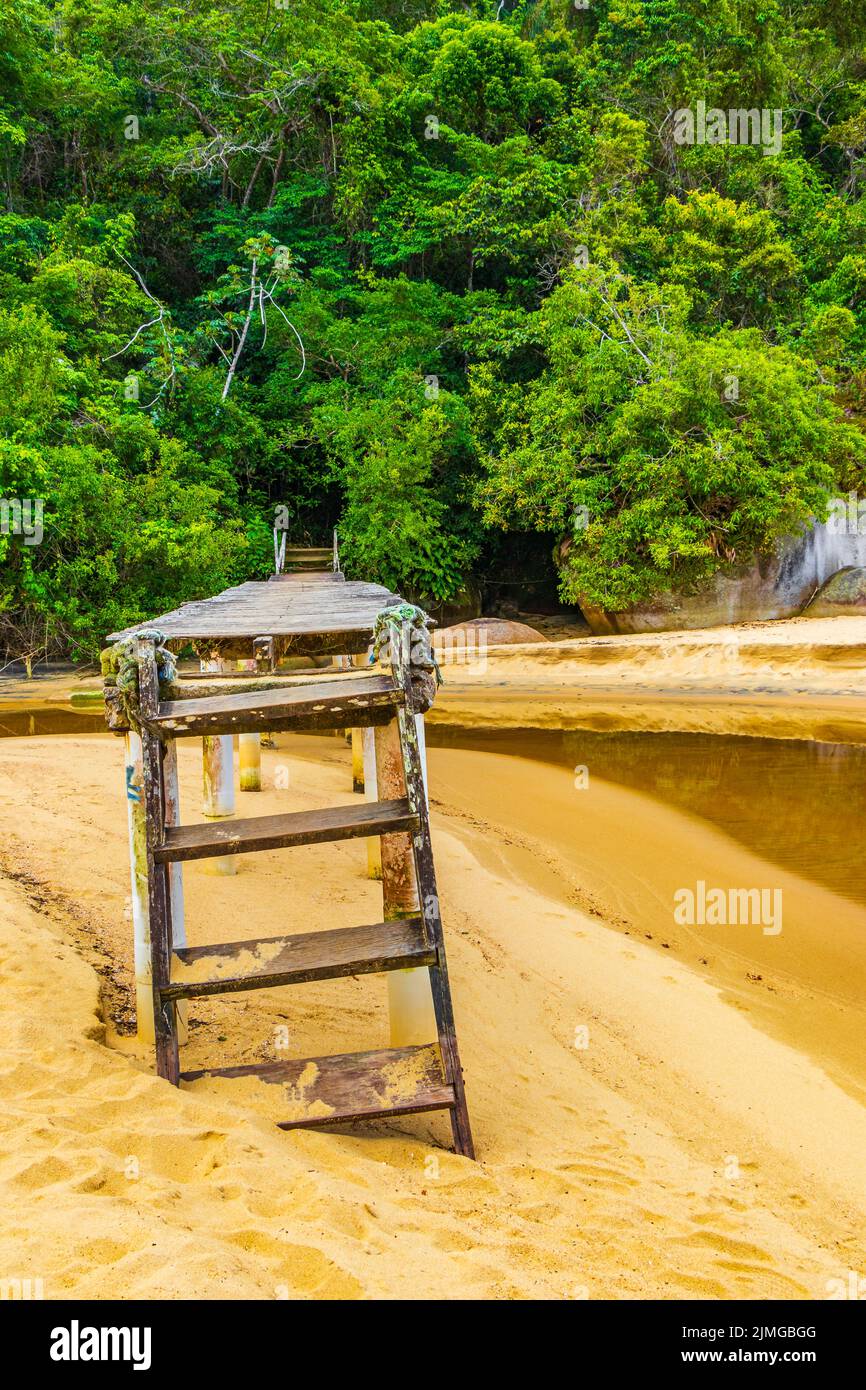 Mangroven und Pouso Strand mit Brücke Insel Ilha Grande Brasilien. Stockfoto
