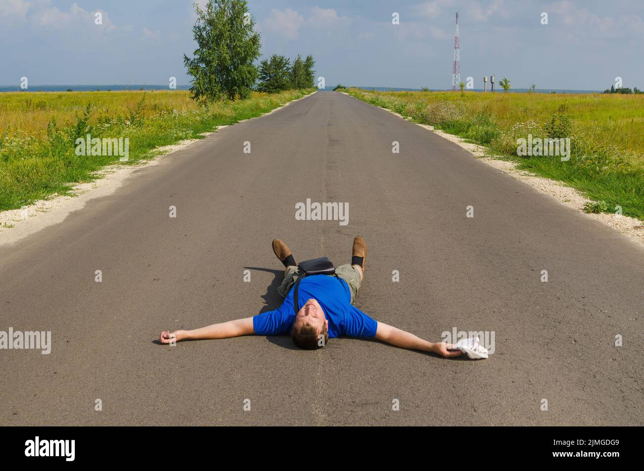 Glücklicher Mann liegt auf der Straße. Endlich ein Urlaub Stockfoto
