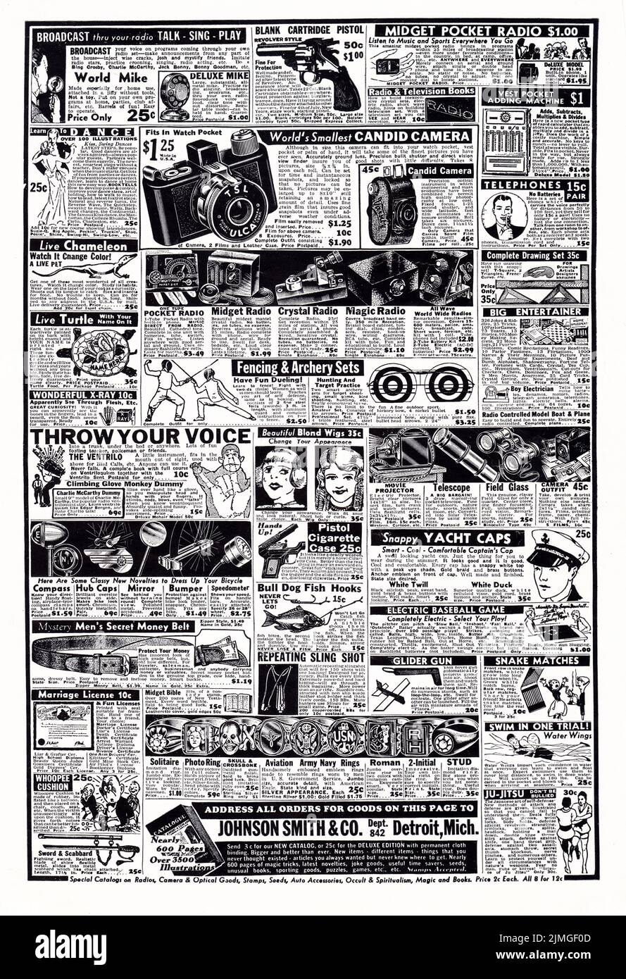 TCHOTCHKES. Eine ganzseitige Anzeige von einem Musikmagazin aus dem Jahr 1938, das über 60 verschiedene Gadgets, Tchotchkes und Must Haves wirbt. Stockfoto