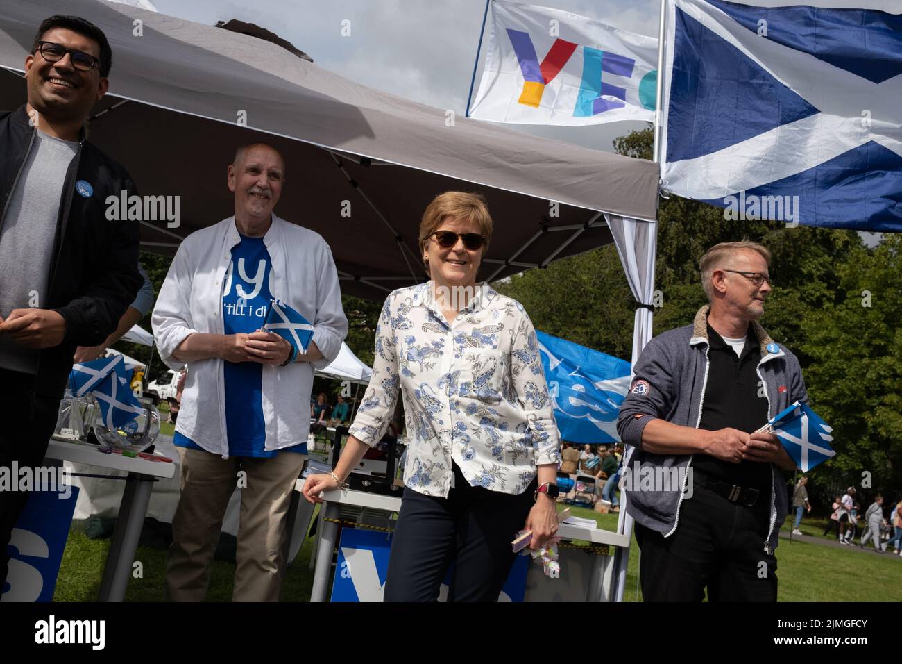 Glasgow, Großbritannien, 6.. August 2022. Die schottische erste Ministerin Nicola Sturgeon hielt einen Auftritt und eine kurze Rede zur Eröffnung des Govanhill International Festival and Carnival im Queen’s Park, in Glasgow, Schottland, am 6. August 2022. Stockfoto