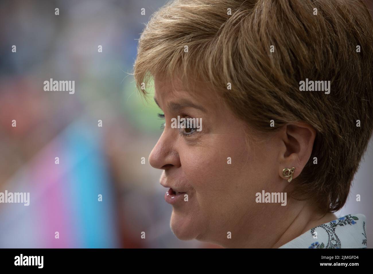 Glasgow, Großbritannien, 6.. August 2022. Die schottische erste Ministerin Nicola Sturgeon hielt einen Auftritt und eine kurze Rede zur Eröffnung des Govanhill International Festival and Carnival im Queen’s Park, in Glasgow, Schottland, am 6. August 2022. Stockfoto