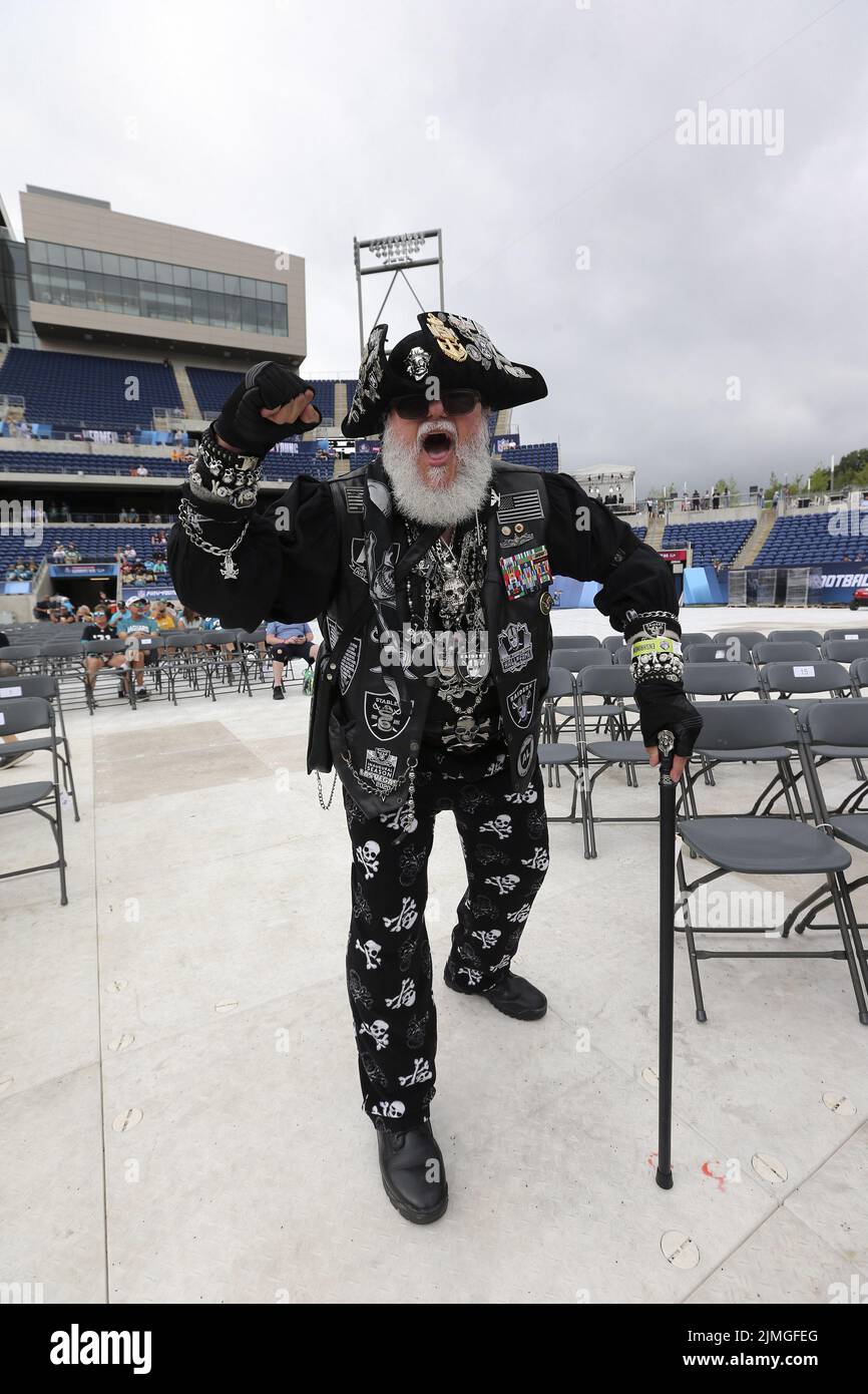 Canton, Vereinigte Staaten. 06. August 2022. Ein Fan von Las Vegas Raiders jubelt während der Einführungszeremonie der Pro Football Hall of Fame 2022 in Canton, Ohio, am Samstag, den 6. August 2022. Foto von Aaron Josefczyk/UPI Credit: UPI/Alamy Live News Stockfoto