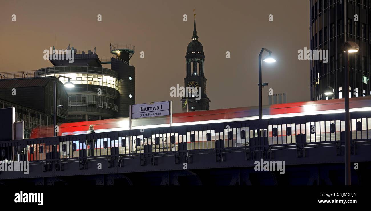 U-Bahnstation Baumwall mit dem Turm der St. Michaelis Kirche bei Nacht, Hamburg, Deutschland, Europa Stockfoto