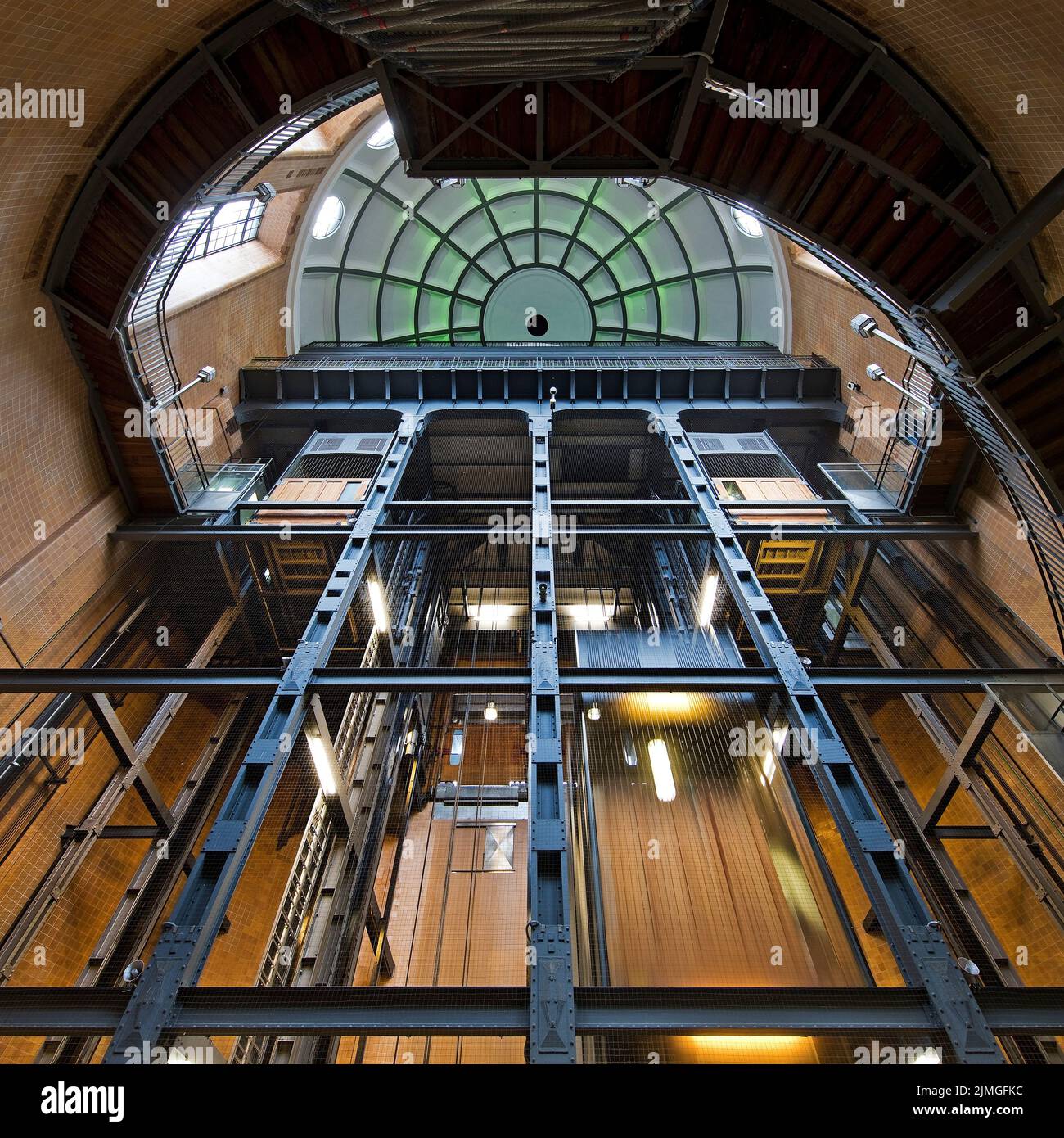 Blick vom Tunnelboden auf die Nordkuppel, Alter Elbtunnel, Hamburg, Deutschland, Europa Stockfoto