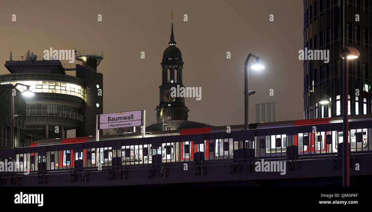 U-Bahnstation Baumwall mit dem Turm der St. Michaelis Kirche bei Nacht, Hamburg, Deutschland, Europa Stockfoto