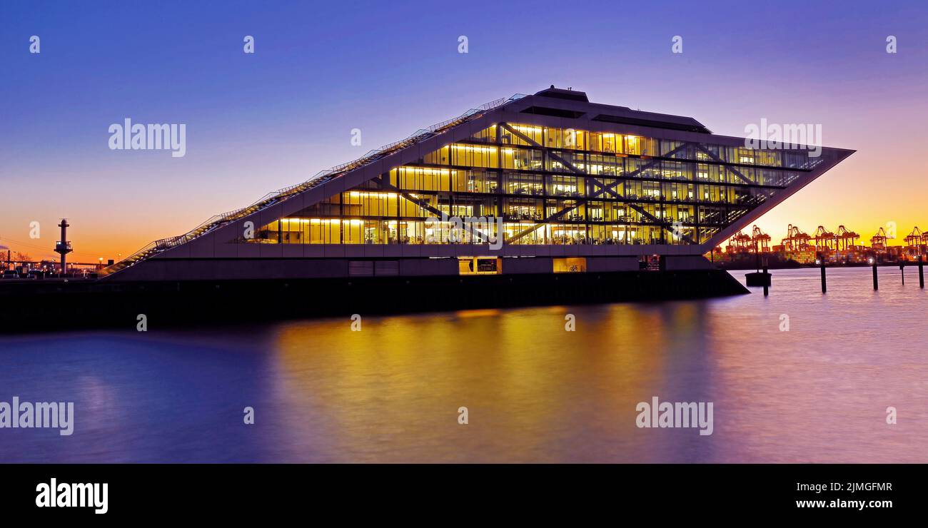 Modernes Bürogebäude Dockland an der Elbe am Abend, Hamburg, Deutschland, Europa Stockfoto