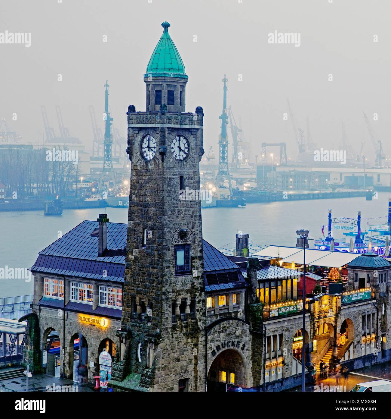 Uhrturm und Hochturm, Landungsbrücken, St. Pauli, Hamburg, Deutschland, Europa Stockfoto