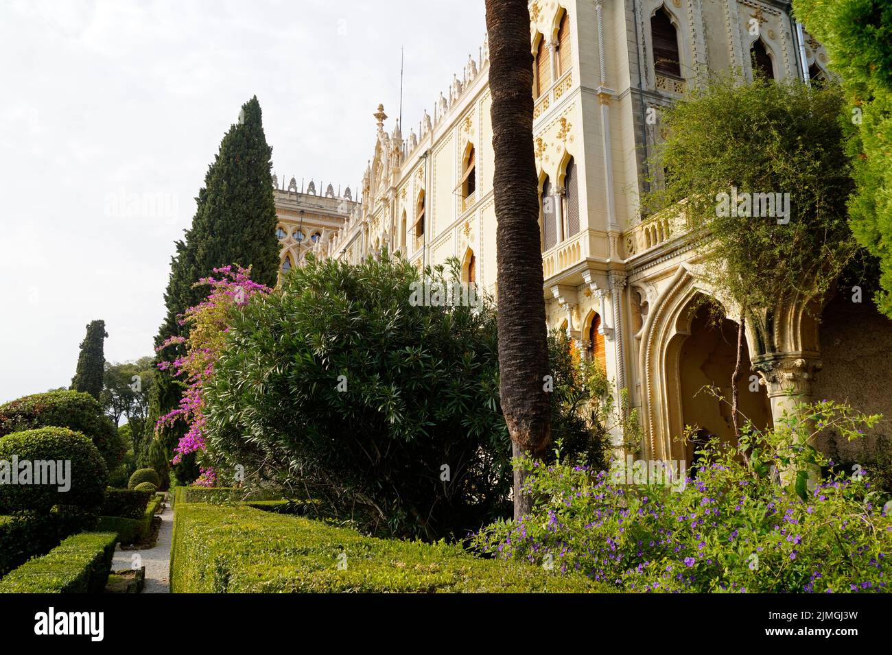 Wunderschöne mediterrane Burg oder Villa der FAMILIE BORGHESE CAVAZZA auf Isola del Garda oder Isola di Garda (Italien) Stockfoto