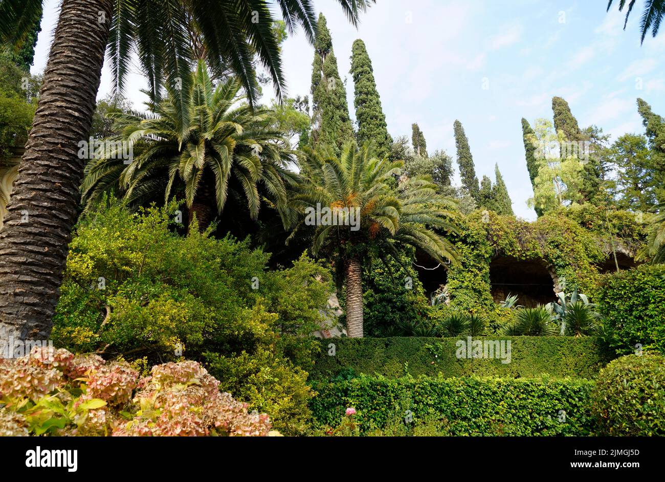 Ein malerischer Blick auf die mediterrane Isola del Garda oder Isola di Garda oder Isola Borghese am Gardasee in Italien (Lombardei) Stockfoto