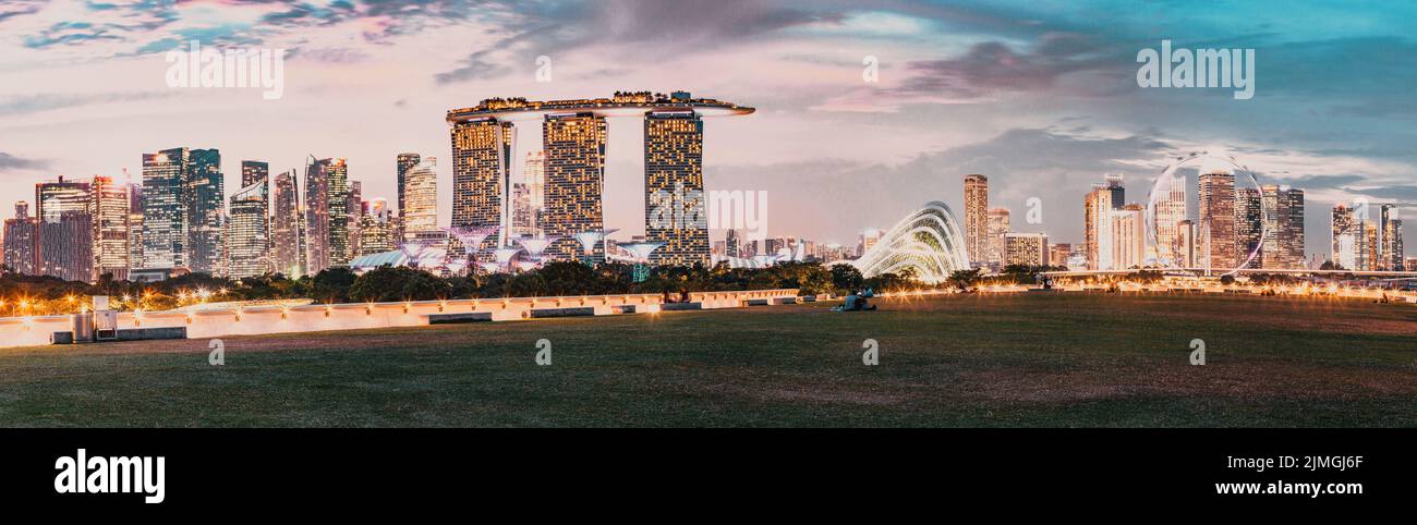 SSINGAPORE, SINGAPUR - 2019. MÄRZ: Pulsierende Skyline von Singapur bei Nacht Stockfoto