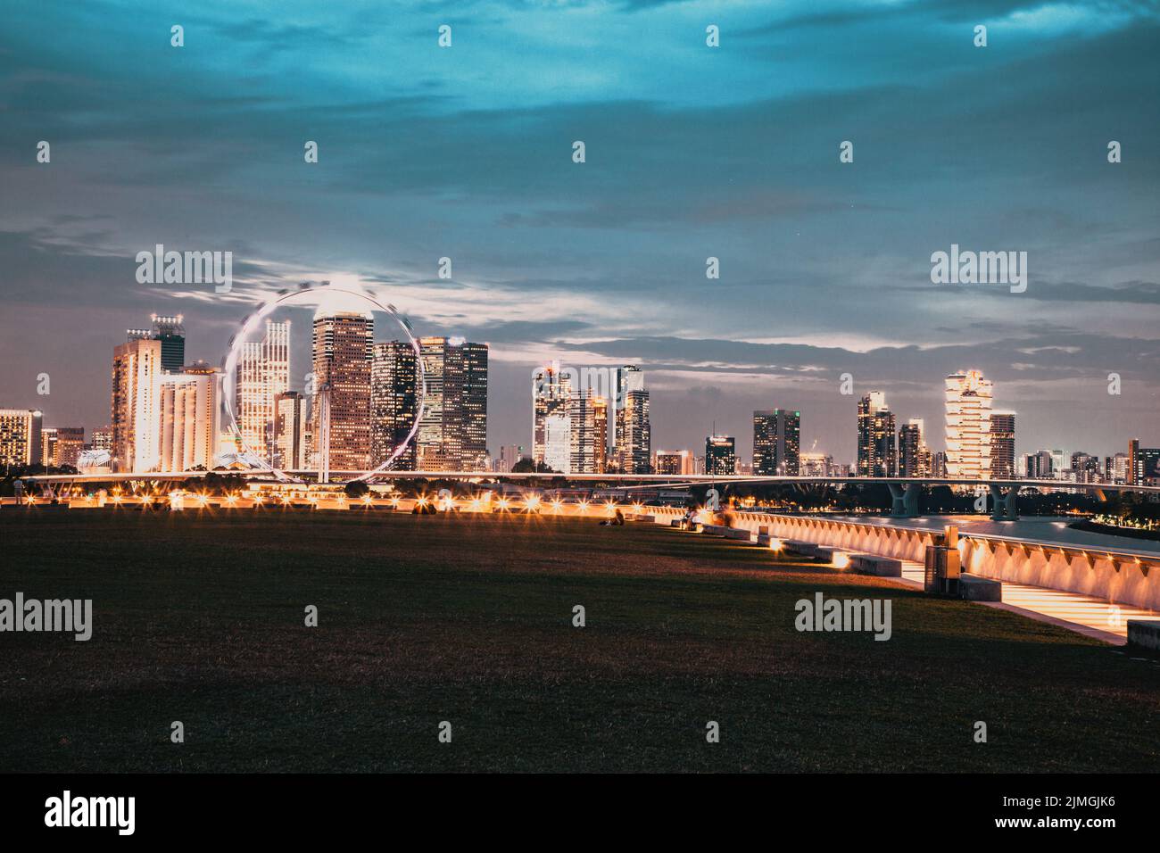 SSINGAPORE, SINGAPUR - 2019. MÄRZ: Pulsierende Skyline von Singapur bei Nacht Stockfoto