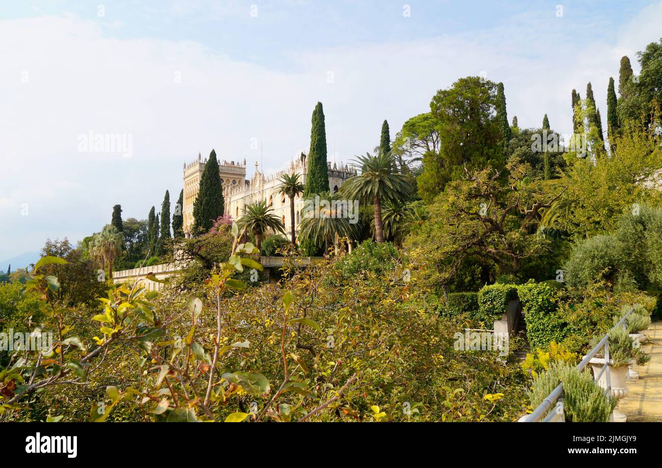 Wunderschöne mediterrane Burg oder Villa der FAMILIE BORGHESE CAVAZZA auf Isola del Garda oder Isola di Garda (Italien) Stockfoto