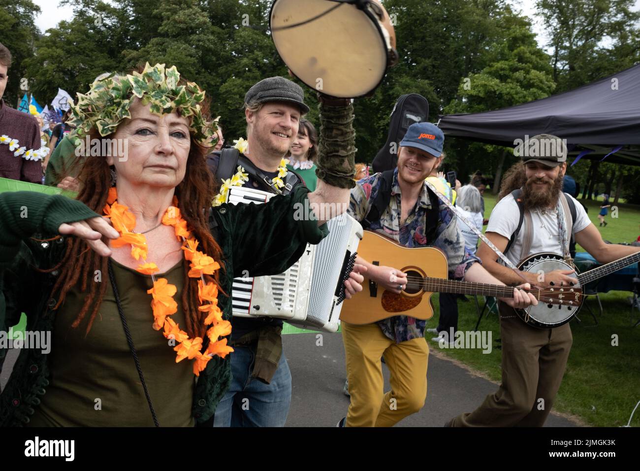 Glasgow, Großbritannien, 6.. August 2022. Die Parade zu Beginn des Govanhill International Festival and Carnival, in Glasgow, Schottland, 6. August 2022. Foto: Jeremy Sutton-Hibbert/Alamy Live News Stockfoto