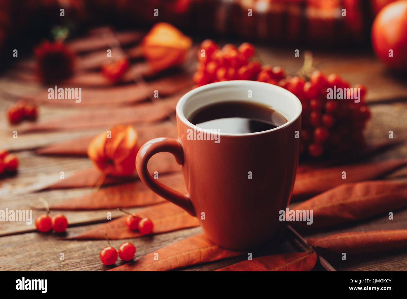 Herbst Landhaus heißen Getränk fallen Blätter Stockfoto