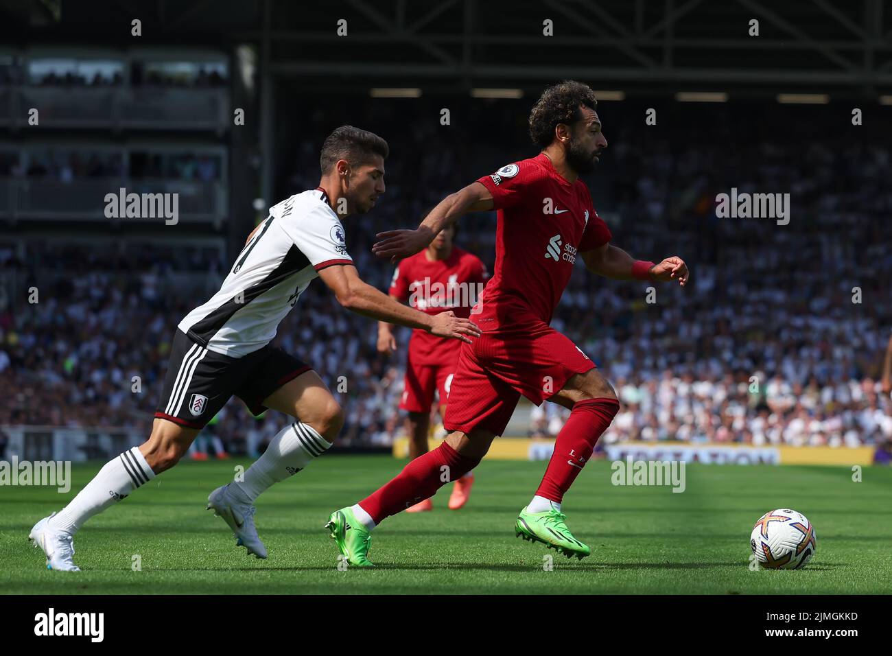 Craven Cottage, Fulham, London, Großbritannien. 6. August 2022. Premier League Football, Fulham gegen Liverpool: Mohamed Salah aus Liverpool übernimmt Manor Solomon aus Fulham Kredit: Action Plus Sports/Alamy Live News Stockfoto