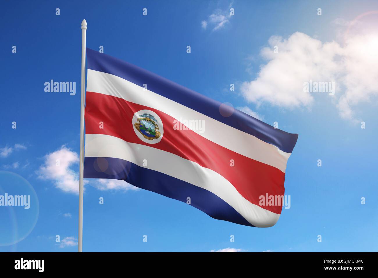 Flagge von Costa Rica auf blauem Himmel. 3D Abbildung. Stockfoto