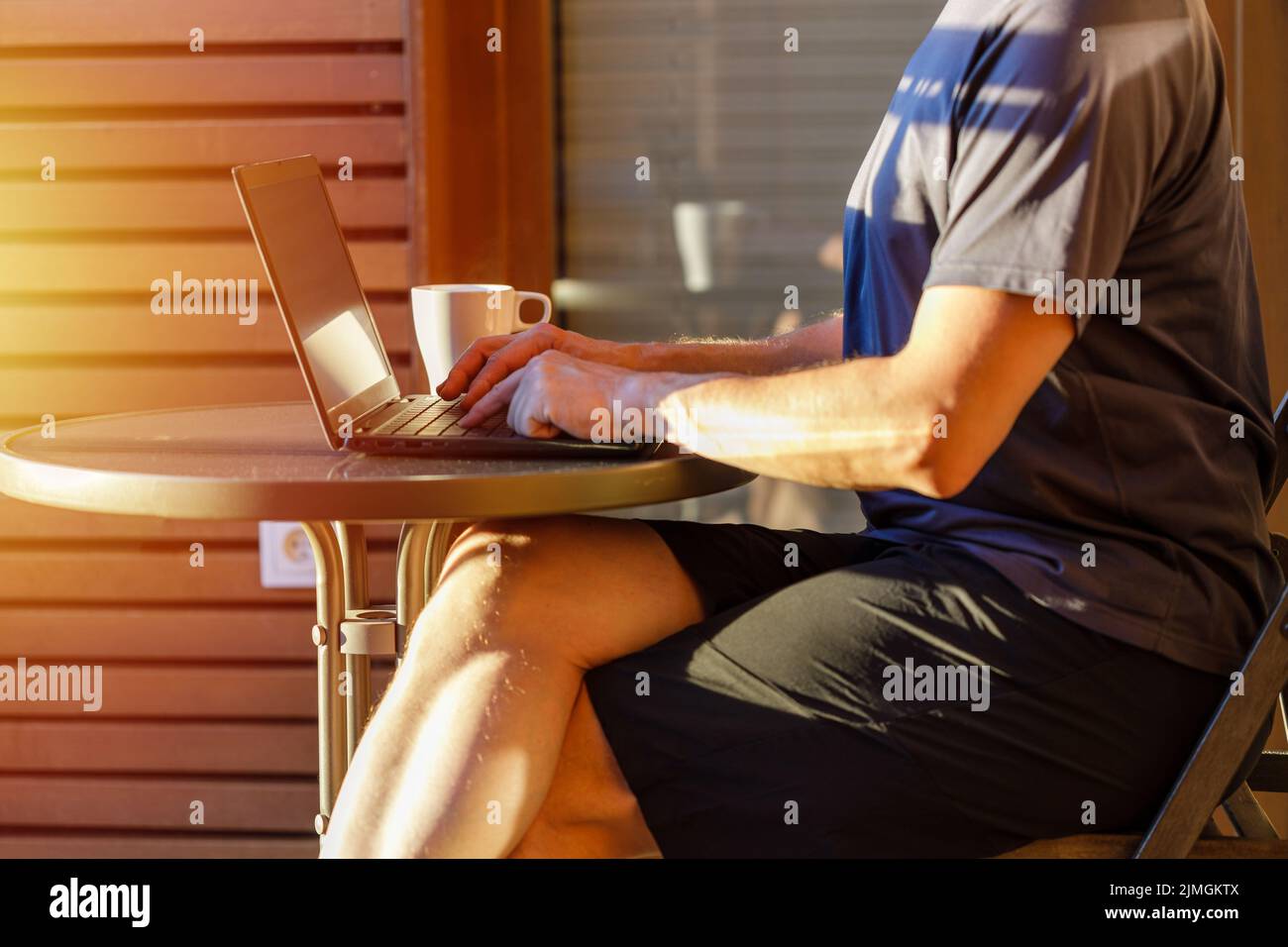 Arbeiten von zu Hause aus mit dem Laptop. Tragen Sie ein lässiges Komfortoutfit im Heimbüro. Stockfoto