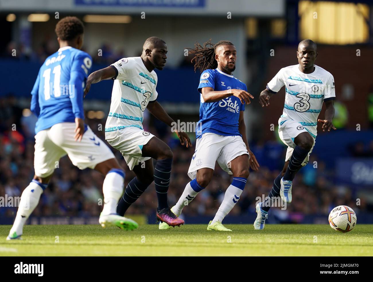 Evertons Alex Iwobi (zweiter rechts) tritt beim Premier League-Spiel im Goodison Park, Liverpool, an Chelseas N'Golo Kante (rechts) vorbei. Bilddatum: Samstag, 6. August 2022. Stockfoto