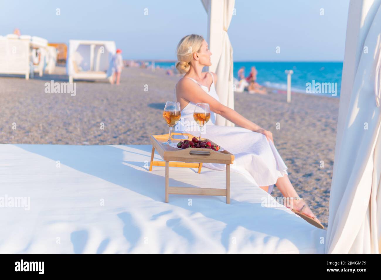 Getränke Rest Restaurant Wein Meer Tablett zwei copyspace Rose kalt, für provence Hintergrund für Urlaub und Landschaft Wasser, Feier Weinglas. Anzeigen Stockfoto