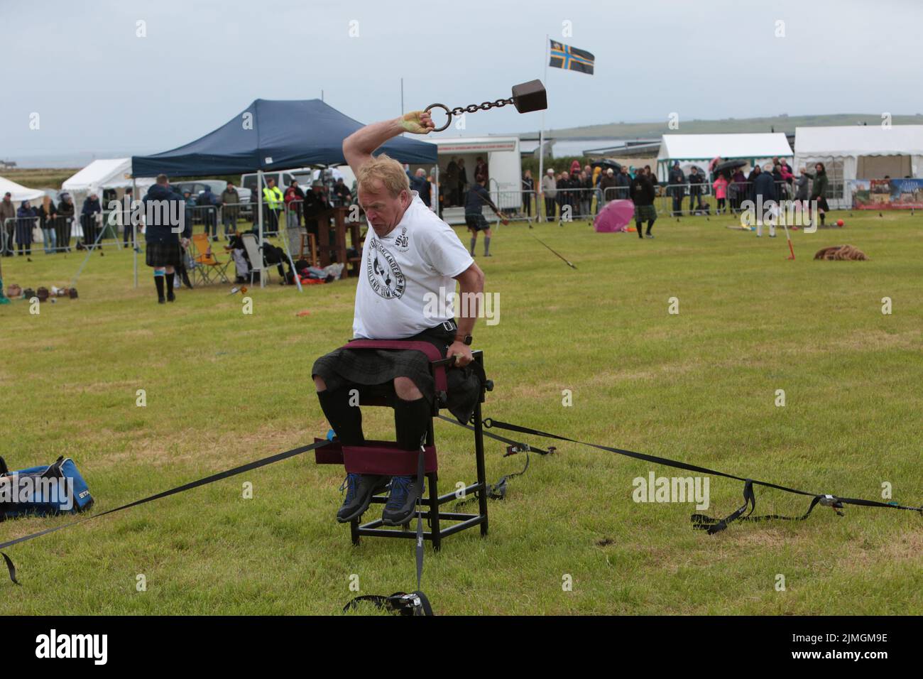 David Dent, der als erster an den Highland Games Heavy Events von einem Sitzplatz bei den Mey Highland Games auf dem John O'Groats Showground in Caithness teilnimmt. Bilddatum: Samstag, 6. August 2022. Stockfoto