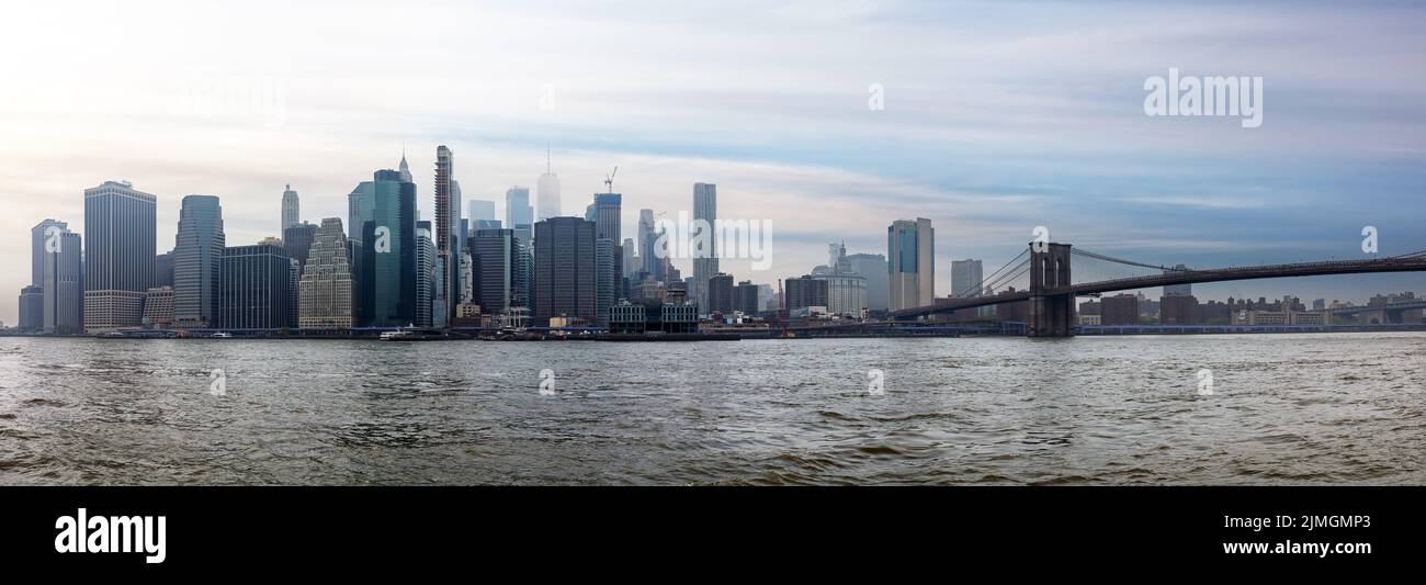 New York City Midtown Manhattan Skyline Panoramablick über das gewellte Wasser des Hudson River, wolkig Himmel Hintergrund. Stockfoto