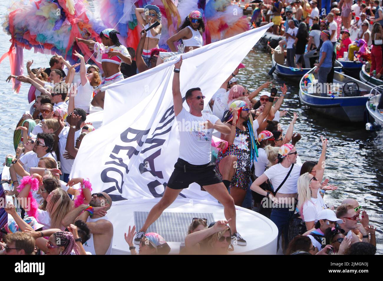 Amsterdam, Niederlande. 06. August 2022. Feiernden genießen auf dem Boot feiert die LGBTI Canal Pride Parade auf der Prinsengracht-Kanal mit dem diesjährigen Thema "Mein Geschlecht, mein Stolz" am 6. August 2022 in Amsterdam, Niederlande. Tausende von Menschen aus der ganzen Welt nehmen an der jährlichen LGBTI Pride und der Canal Parade Teil, bei der 80 Boote mit Feiernden in schicken Kostümen die niederländische Hauptstadt vom Prinsengracht-Kanal bis zur Amstel umherziehen. (Paulo Amorim /Sipa USA) Quelle: SIPA USA/Alamy Live News Stockfoto