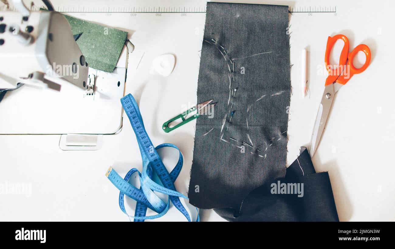 Jeans Herstellung Näherin Arbeitsplatz Muster Stockfoto