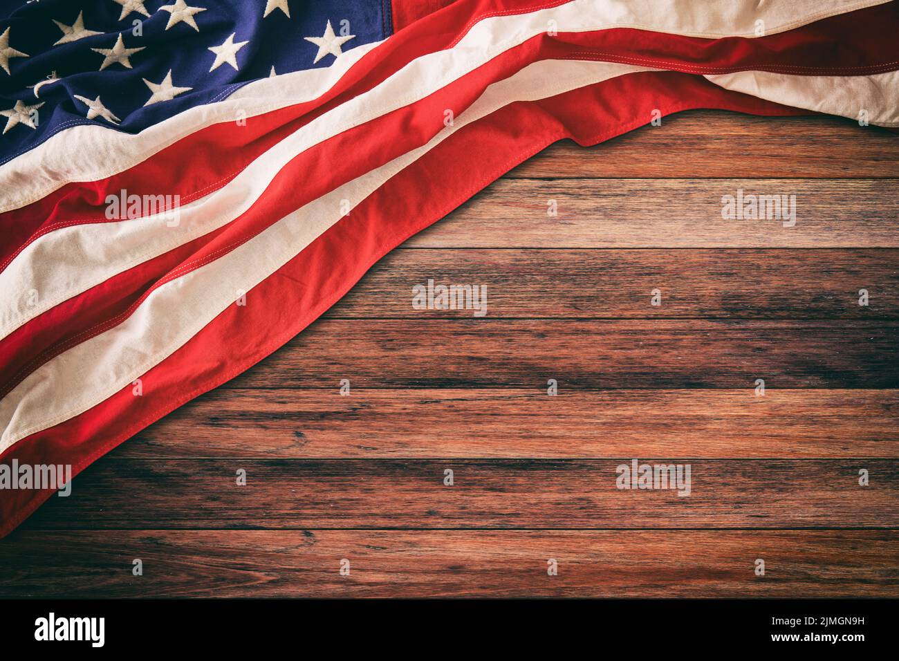 USA Flagge auf Holz, Draufsicht. Amerikanisches Schild auf Holztisch, Platz kopieren. Vorlage für nationale US-Festtage, Stockfoto