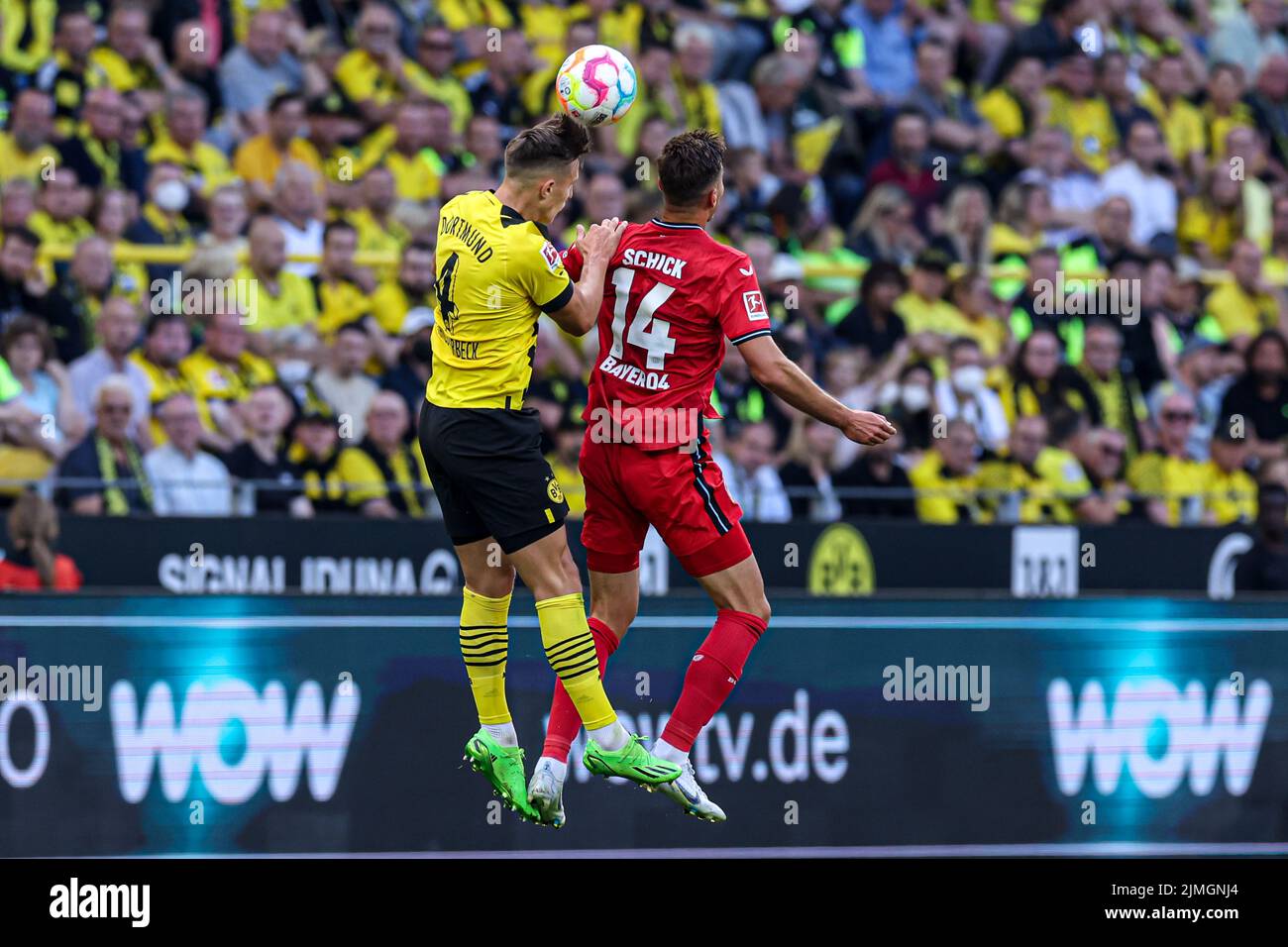 DORTMUND, DEUTSCHLAND - 6. AUGUST: Nico Schlotterbeck von Borussia Dortmund, Patrik Schick von Bayer Leverkusen beim Bundesligaspiel zwischen Borussia Dortmund und Bayer Leverkusen im Signal Iduna Park am 6. August 2022 in Dortmund (Foto: Marcel ter Bals/Orange Picles) Stockfoto
