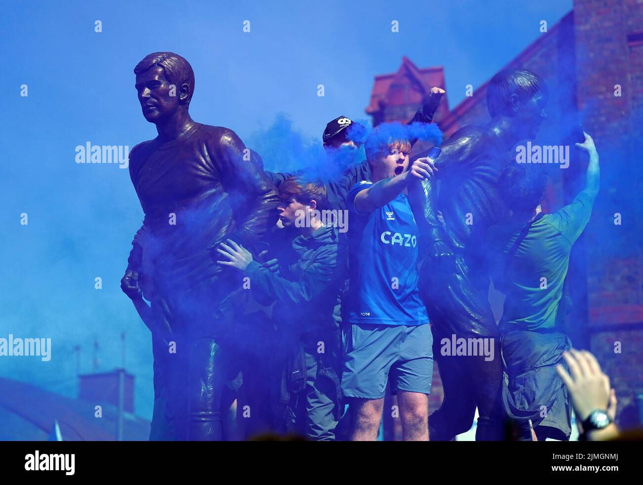 Everton-Fans steigen vor dem Premier League-Spiel im Goodison Park, Liverpool, auf die Everton Trinity-Statue. Bilddatum: Samstag, 6. August 2022. Stockfoto