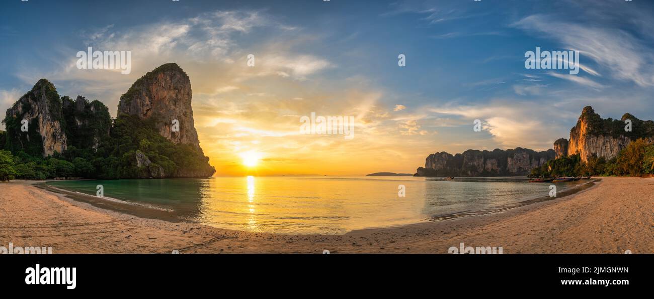 Blick auf die tropischen Inseln bei Sonnenuntergang mit Meerwasser und Sandstrand am Railay Beach, Krabi Thailand Nat Stockfoto