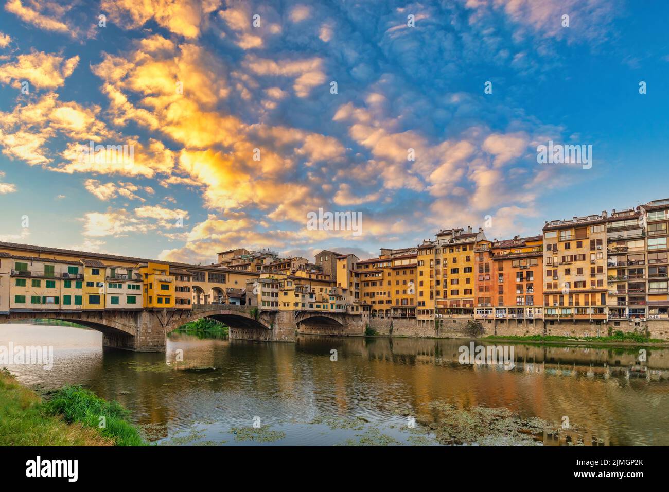 Florenz Italien, Skyline der Stadt bei Sonnenaufgang an der Ponte Vecchio und dem Fluss Arno, Toskana Italien Stockfoto