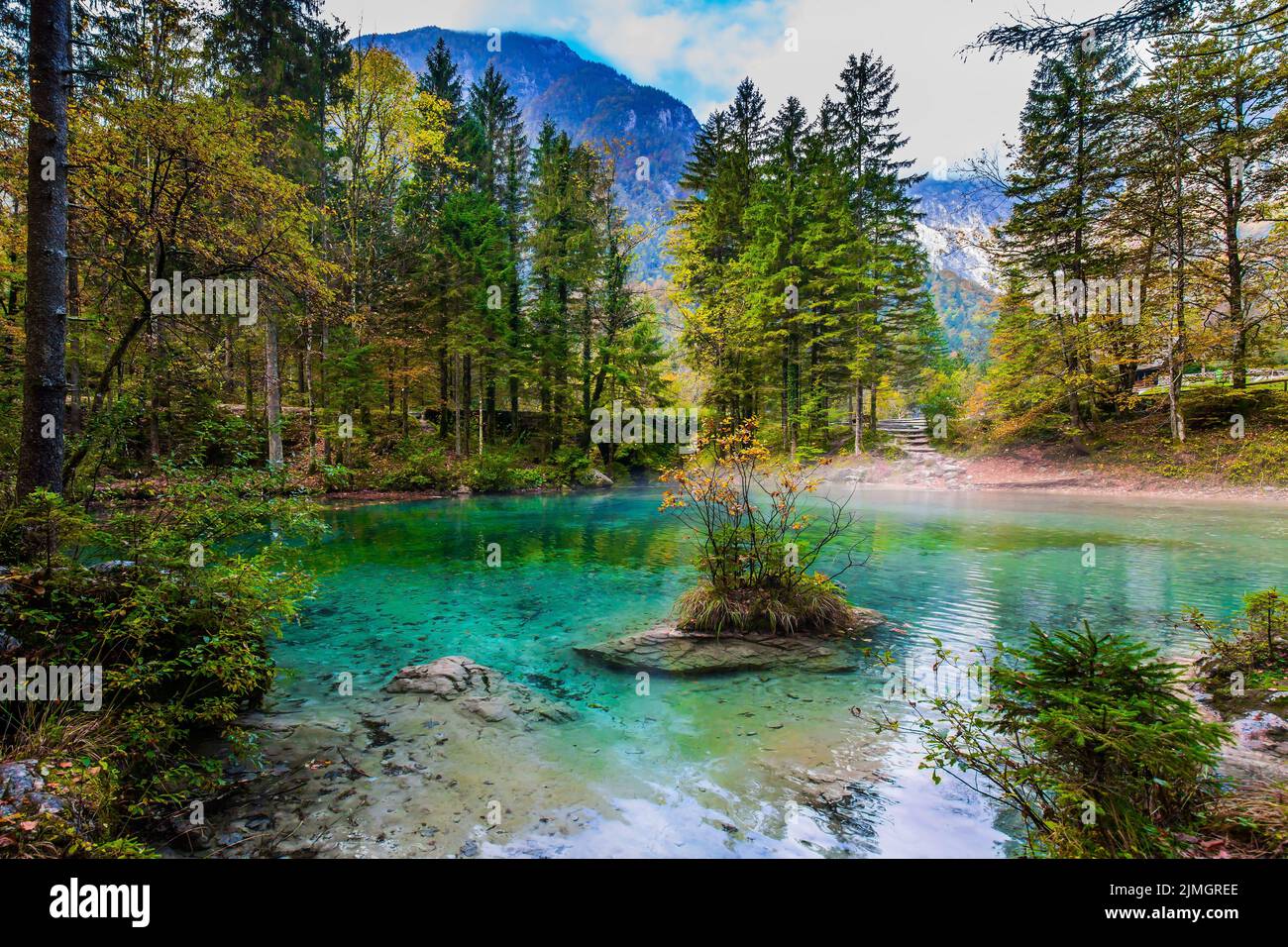 Leichter Nebel steigt über dem Wasser auf Stockfoto