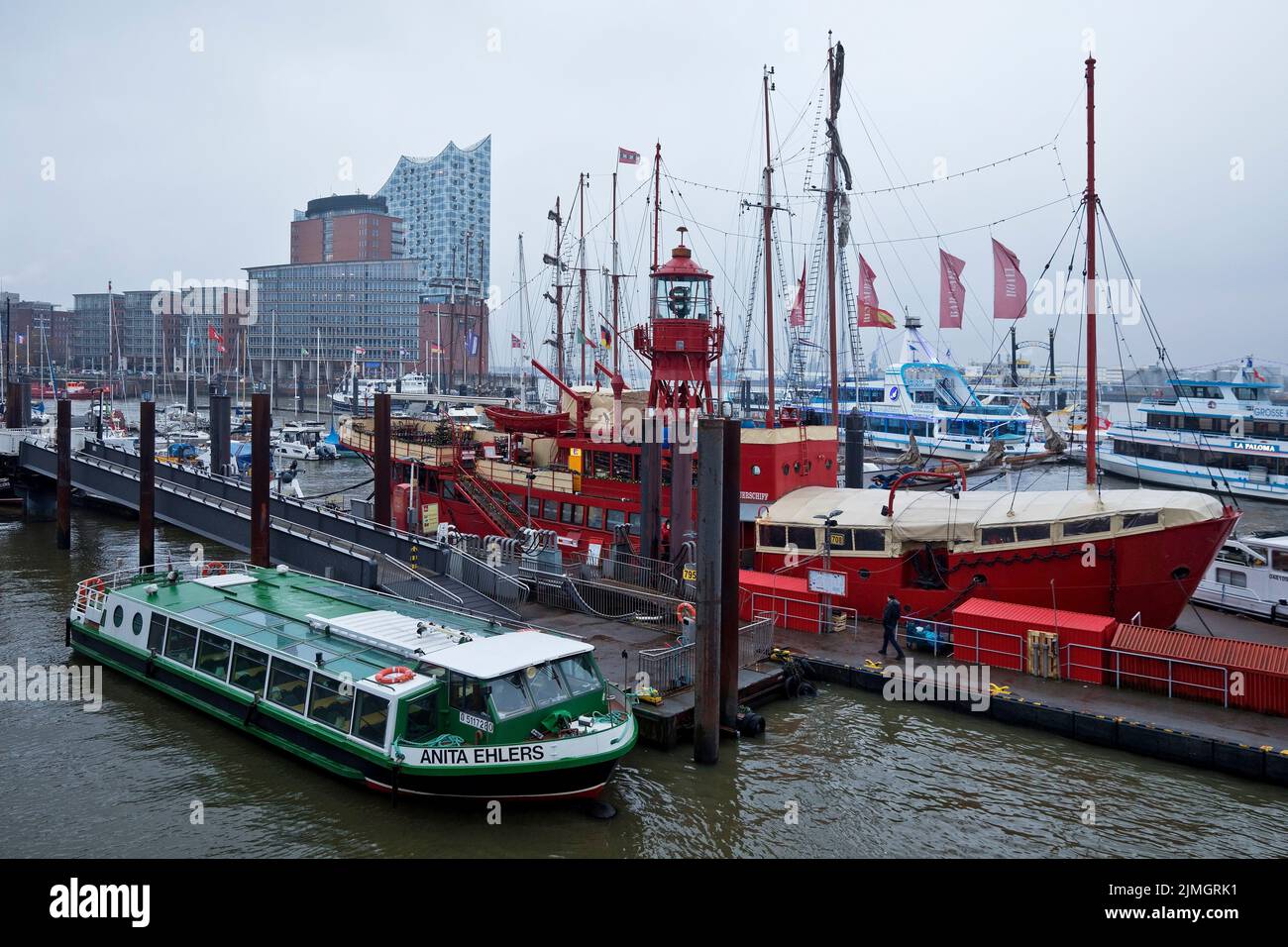 Boote am Sporthafen, dahinter die HafenCity mit der Elbphilharmonie, Hamburg, Deutschland Stockfoto