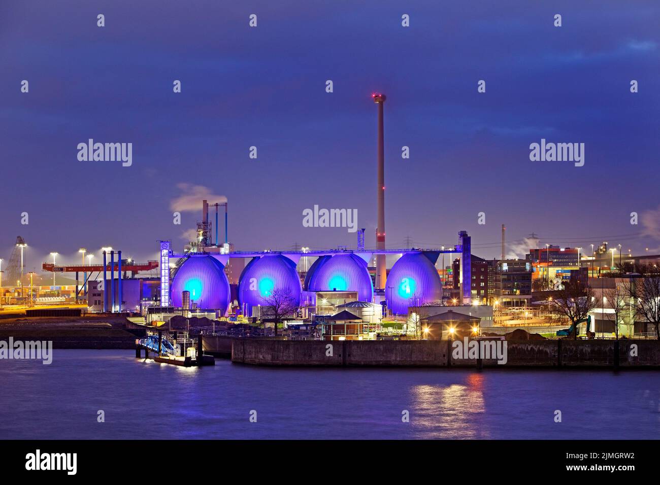 Blau beleuchtete Kläranlage Kohlbrandhoeft am Abend, Hafen Hamburg, Deutschland Stockfoto