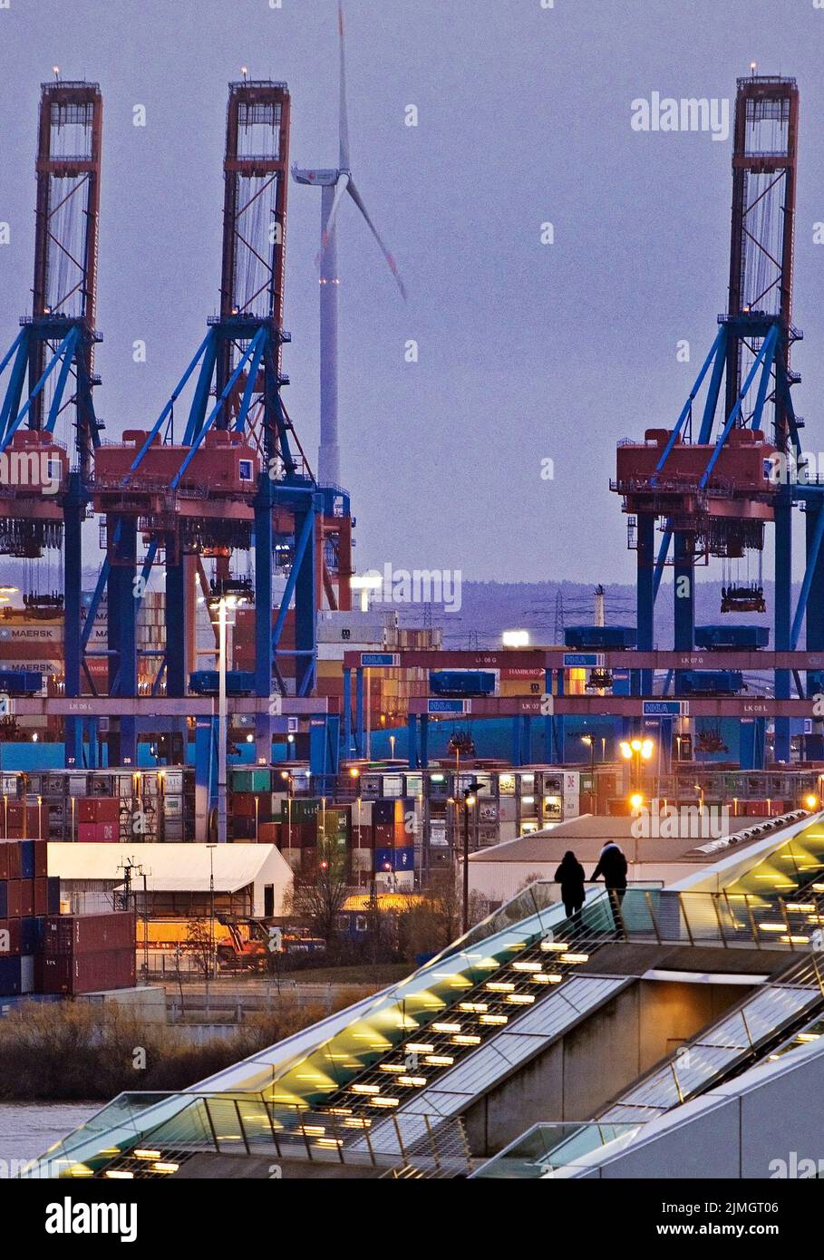 Verladung von Kranen am Burchardkai Containerterminal mit Menschen in Dockland, Hamburg, Deutschland Stockfoto