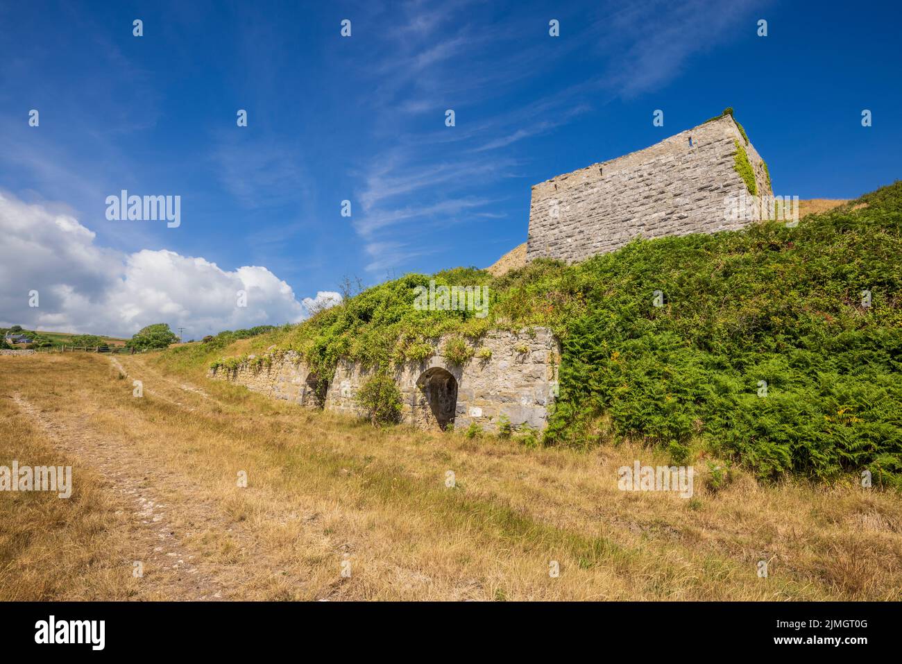 Der Kalkofen im stillgehaltener Penmon-Steinbruch an der Menai-Straße, Isle of Anglesey, Nordwales Stockfoto