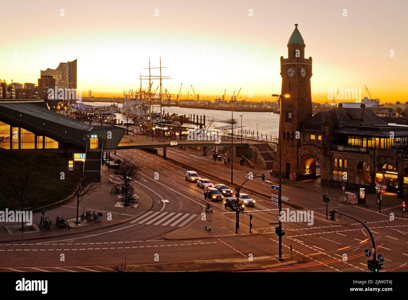 Elbphilharmonie mit Uhrturm bei Sonnenaufgang, Landungsbrücken, St. Pauli, Hamburg, Deutschland, Europa Stockfoto