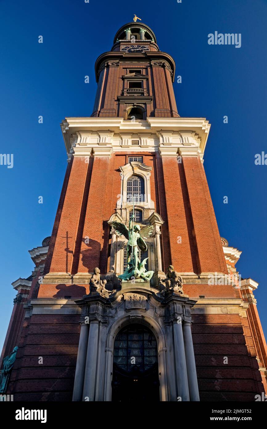 Kirchturm der Hauptkirche St. Michaelis, genannt Michel, Hamburg, Deutschland, Europa Stockfoto