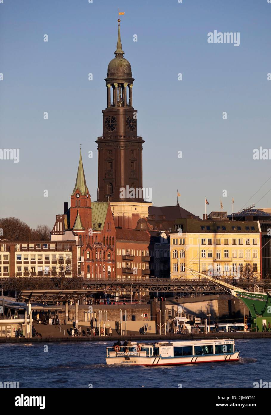 Blick über die Nordelbe auf den Kirchturm der Hauptkirche St. Michaelis, Hamburg, Deutschland, Europa Stockfoto
